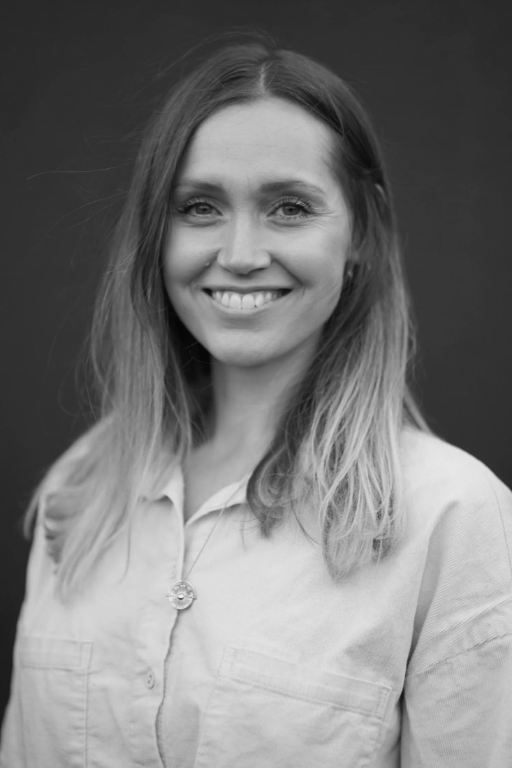 Viviane Hähne, Psychologin und Psychotherapeutin, lächelt in die Kamera (Schwarz-Weiß-Porträt)
